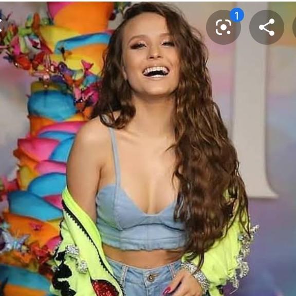 LARISSA MANOELA