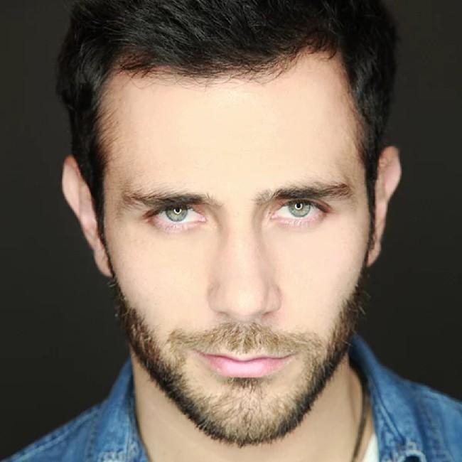21 Carlos Ferro