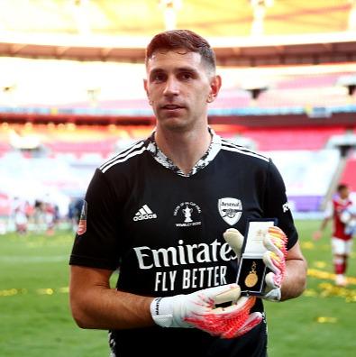 1. Emiliano Martínez