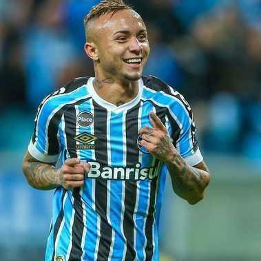 Everton Soares
