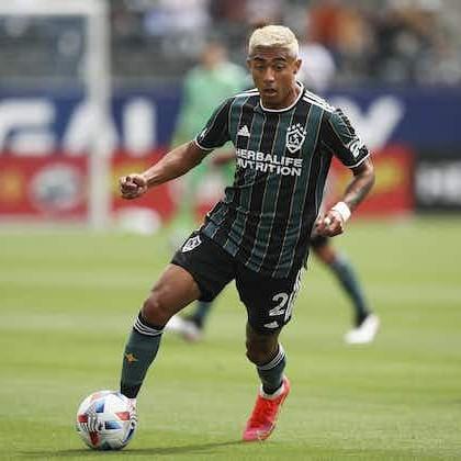 Julián Araujo