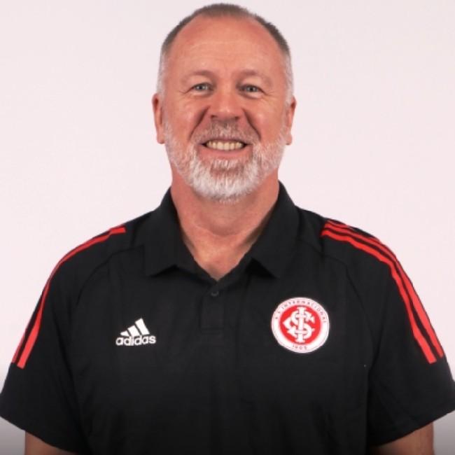 (T) Mano Menezes