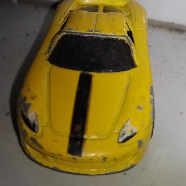 Carro amarillo