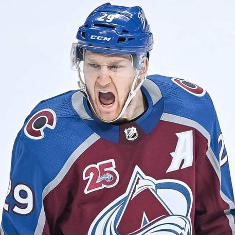 Натан Маккиннон