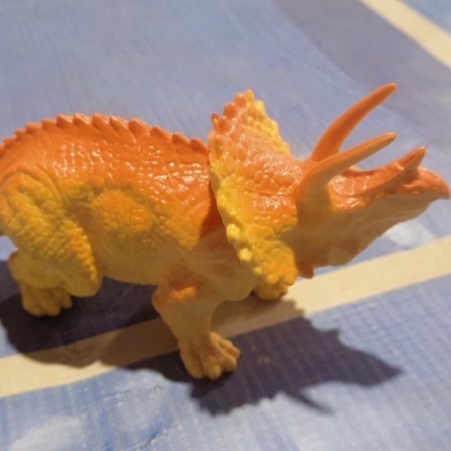 Triceratops laranjado
